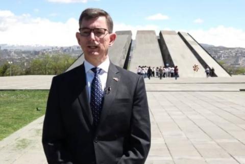 L'ambassadeur des Pays-Bas récite Tumanyan au mémorial du génocide arménien