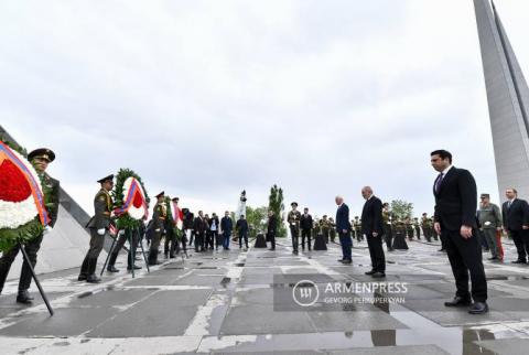 القيادة الأرمنية العليا تكرّم ذكرى شهداء الإبادة الأرمنية بزيارة نصب تسيتسرناكابيرد-يريفان بالذكرى ال108للإبادة الأرمنية