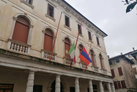 İtalya'nın Azolo Belediye binasında Ermenistan bayrağı dalgalanıyor 