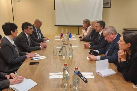 Le ministre des Affaires étrangères de l'Artsakh rencontre le chef du groupe des Républicains du Sénat de France