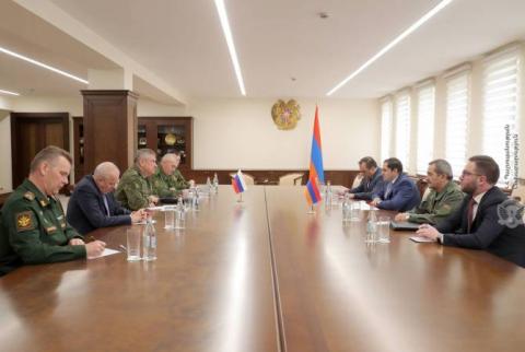 Le ministre de la Défense rencontre le nouveau commandant des forces russes de maintien de la paix au Haut-Karabakh  