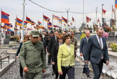 وزيرة الخارجية الفرنسية كاثرين كولونا تزور مقبرة يرابيلور-بانثيون العسكرية في يريفان وتكرّم ذكرى الشهداء الأبرار