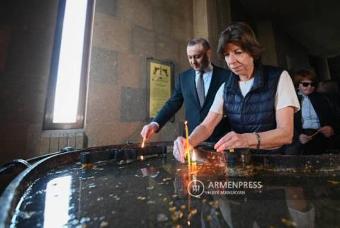 وزيرة الخارجية الفرنسية كاثرين كولونا تزور كنيسة القديسة كايانه وتضيئ شمعة هناك أثناء زيارتها إلى مدينة جيرموك 