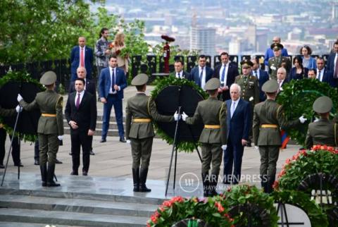 القيادة السياسية والعسكرية لأرمينيا تزور حديقة النصر بيريفان بمناسبة يوم النصر في الحرب العالمية الثانية على النازية 
