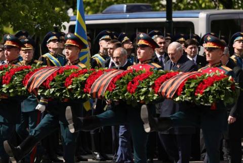 رئيس الوزراء الأرمني نيكول باشينيان يزور قبر الجندي المجهول في موسكو بعد موكب يوم النصر