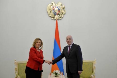 Hungarian Ambassador presents credentials to Armenian President 