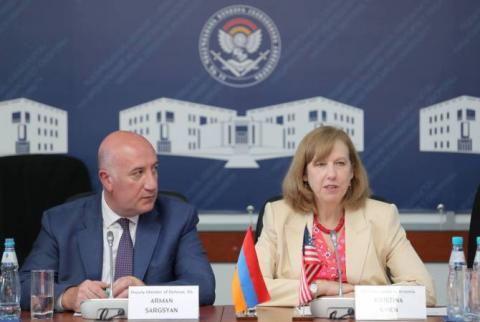 السفيرة الأمريكية بأرمينيا تشارك بافتتاح قاعة لينغافون في جامعة الدفاع الوطنية الأرمنية للبحوث-بدعم من الحكومة الأمريكية