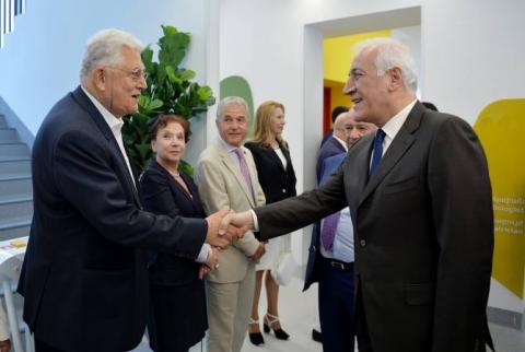 Le Président Vahagn Khatchatourian a visité le centre médical Wigmore Hospital for Children