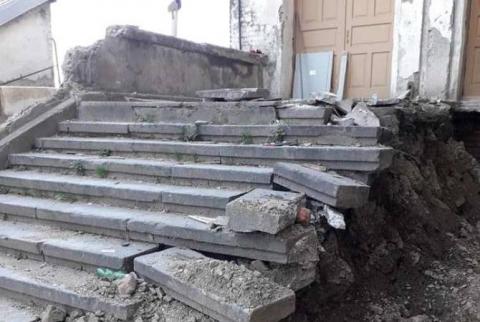 В ходе реставрационных работ в Тбилиси обнаружены обломки надгробий с армянскими надписями
