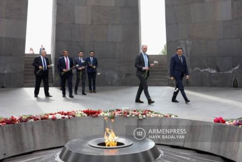 Le ministre britannique des Affaires européennes Leo Docherty visite le mémorial de Tsitsernakaberd