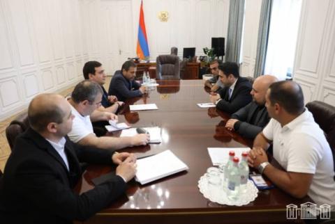 Ալեն Սիմոնյանն ընդունել է Երեւանի 33-րդ թաղամասի մի խումբ բնակիչների