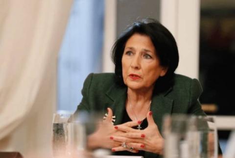   Президент Грузии обвинила министра обороны в нарушении протокола