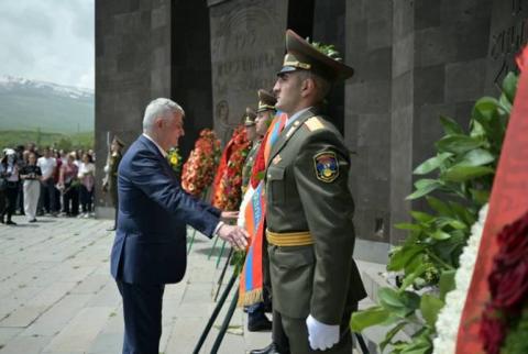 Вице-премьер Мгер Григорян почтил память героев битвы при Баш-Апаране