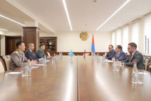 Le ministre arménien de la Défense, l'ambassadeur et l'attaché militaire kazakhs discutent de la coopération 