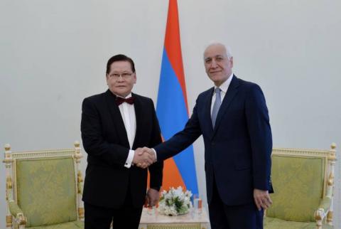 Президент Армении принял посла Монголии