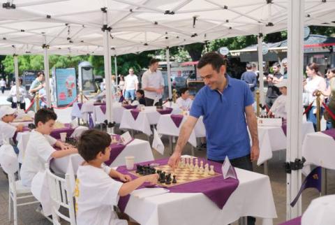 15 schoolchildren face Gabriel Sargissian in open-air simultaneous display