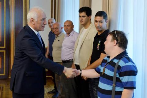 Le président Vahagn Khatchatourian reçoit les représentants de l'organisation Special Olympics Armenia