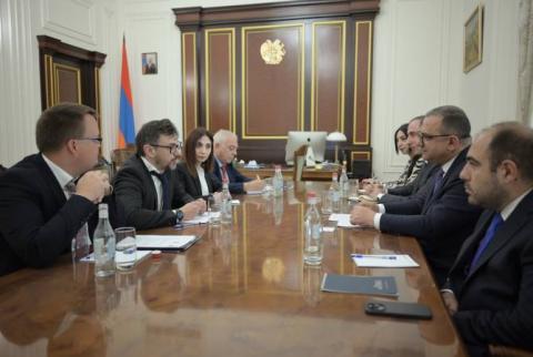 Armenian Deputy Prime Minister meets Siemens regional executive to discuss cooperation 