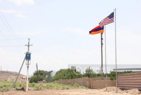 Les drapeaux arménien et américain sont hissés sur le site d'une usine métallurgique en construction à Yeraskh