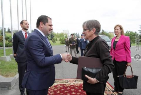 Министр обороны Армении принял губернатора и командующего Национальной гвардией штата Канзас