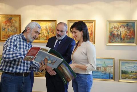 The Prime Minister, together with his wife, gets acquainted with Valmar's works