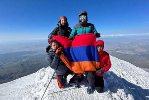 Молодые армяне из Египта на вершине Арарата установили флаги Армении и Египта