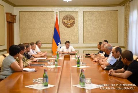 رئيس آرتساخ يعقد اجتماعاً لمناقشة القضايا الإنسانية والأمنية والحصار المفروض من أذربيجان