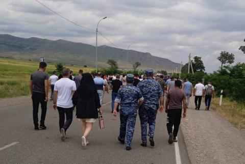 Artsakh'taki büyük mitingin katılımcıları Rusya Barışı Koruma Birliği'nin komuta merkezine doğru yürüyor