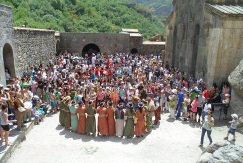 أرمينيا والكنيسة الأرمنية تحتفل بعيد فاردافار-عيد تجلي يسوع المسيح-عيد رش الماء والورد-