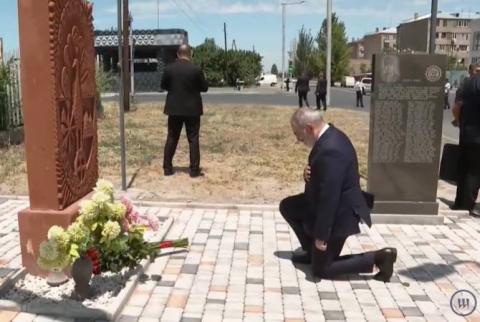 رئيس الوزراء الأرمني نيكول باشينيان يكرّم خلال زيارته لمقاطعة آرارات الشهداء الذين ضحوا بحياتهم من أجل الوطن