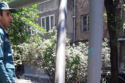 Փրկարարները Երևանի Վրացական փողոցի թիվ 10 շենքի բակում 5 մետրանոց մետաղյա սյուն են ապամոնտաժել