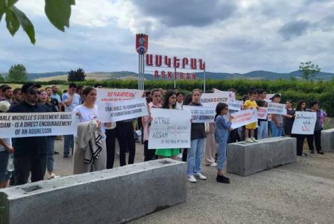 Azeri 'aid' is actually blackmail and attempt to subjugate us,Nagorno Karabakh demonstrators say after closing Akna road