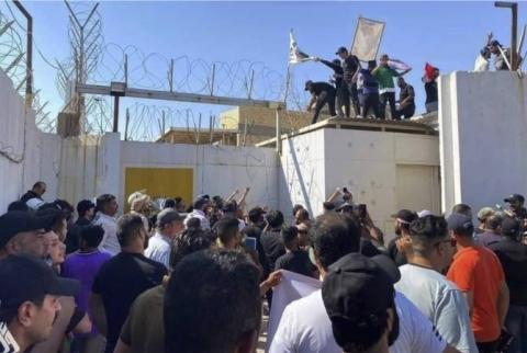 В Багдаде протестующие ворвались в посольство Швеции в Ираке