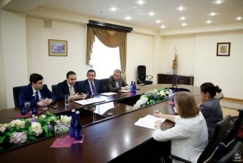 نائب رئيس بلدية يريفان تيكران أفينيان يناقش مع موظفي السفارة الأمريكية فكرة إطلاق شرطة بلدية في العاصمة الأرمنية