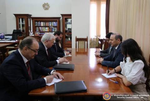 أمين مجلس الأمن الأرمني يقول للمبعوث الروسي الخاص بأن حقوق وأمن أرمن آرتساخ-ناغورنو كاراباغ أولوية 