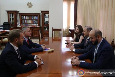 Ermenistan'ın Güvenlik Konseyi Sekreteri Polonya Büyükelçisini kabul etti