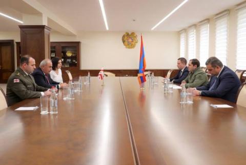 L'Arménie et la Géorgie discutent de la coopération en matière de défense