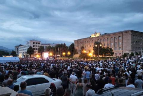 تجمع جماهيري حاشد في يريفان وستيباناكيرت مطالب برفع الحصار عن آرتساخ