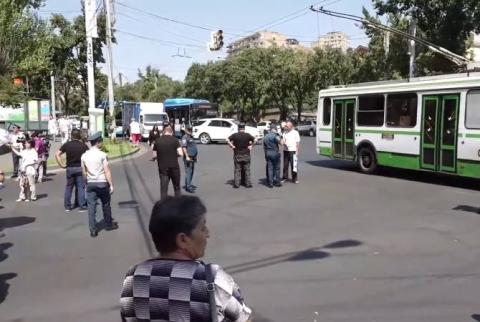 Родители без вести пропавших военнослужащих перекрыли проспект Баграмяна в Ереване
