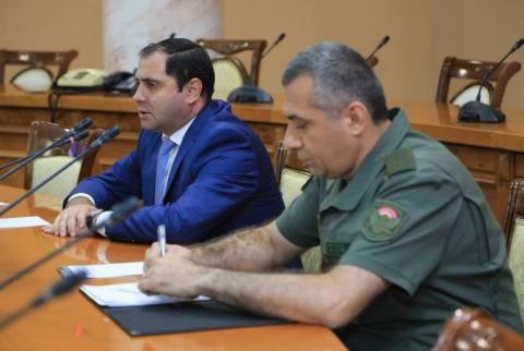 وزير الدفاع سورين بابيكيان يلتقي بالملحقين العسكريين لجمهورية أرمينيا المعتمدين بالخارج