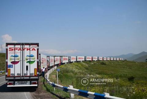 شاحنات المساعدة من أرمينيا لآرتساخ-ناغورنو كاراباغ ستبقى بمنطقة حدودية حتى يتم تلقي رد من قوات حفظ السلام الروسية