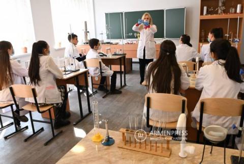 Des laboratoires STEM rénovés et équipés seront mis en place dans 337 écoles de la République