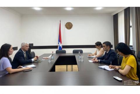 Artsakh Dışişleri Bakanı ve Paris Belediye Başkanının danışmanı, Fransa'dan Artsakh'a insani yardımı görüştü