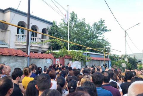 Des manifestants du Haut-Karabakh se rassemblent devant le bureau du CICR à Stepanakert  