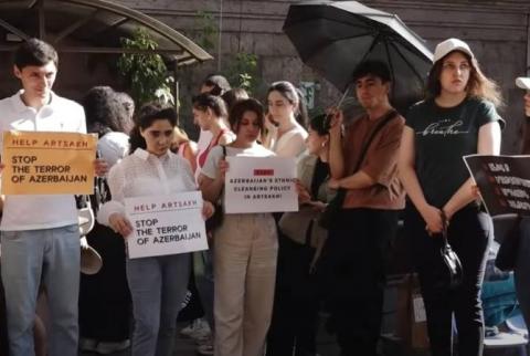 Demonstrators in Yerevan protest outside ICRC office 