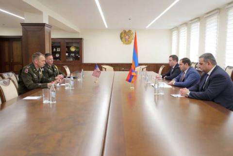 وزير الدفاع الأرمني يجتمع مع الملحق الدفاعي الأمريكي المنتهية ولايته في أرمينيا