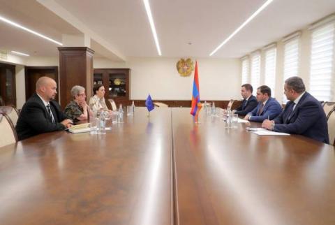وزير الدفاع الأرمني يعقد اجتماع مع رئيسة بعثة الاتحاد الأوروبي المنتهية ولايتها في أرمينيا أندريا ويكتورين