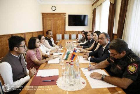Le ministre arménien de l'Intérieur et l'ambassadrice de l'Inde  en Arménie discutent du développement de la cooperation