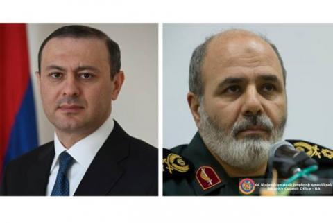 أمين مجلس الأمن الأرمني يجري مكالمة هاتفية مع السكرتير الجديد للمجلس الأعلى للأمن القومي الإيراني 