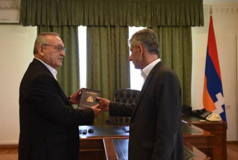 Артур Товмасян передал новоизбранному председателю НС Арцаха обязанности главы парламента